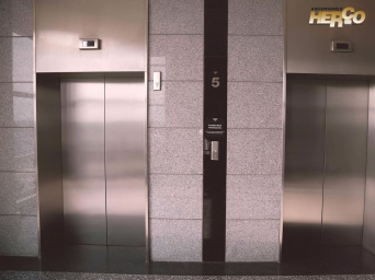 ¿Se paga el ascensor si se vive en un bajo? Por norma general los bajos y locales comerciales si están obligados a pagar el ascensor.